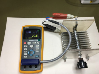 Capacitor variável de alta isolação